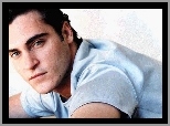 Joaquin Phoenix, jasna koszulka